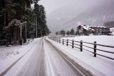 Dağlarda, tahta çitli kış yolu.