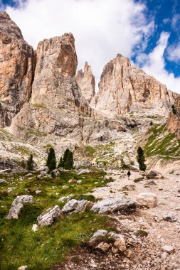 İtalya 'da Dolomite Alpleri, yazları dağ manzarası