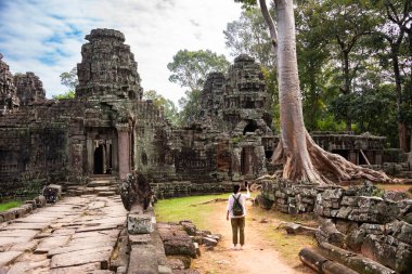 Kamboçya 'daki Angkor tapınağına yürüyen kadın turist.