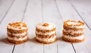 Beyaz ahşap arka planda küçük havuçlu kekler