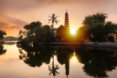 Hanoi şehrinde günbatımında Tran quoc pagoda, Vietnam