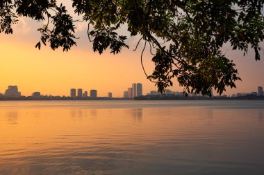 Skyline Hanoi şehri, günbatımında Vietnam