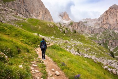 Dağ yürüyüşü patikası ve Dolomite Alplerinde yürüyen insanlar.
