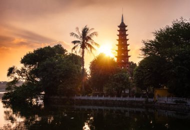 Hanoi şehrinde günbatımında Tran quoc pagoda, Vietnam