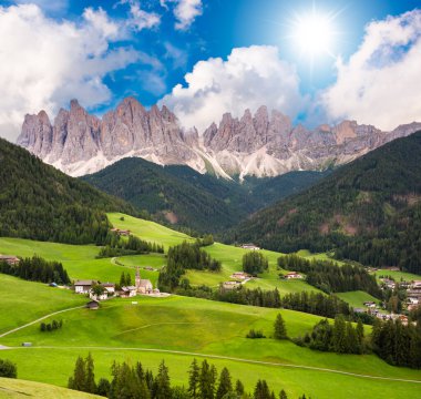 Dolomite Alpleri 'ndeki küçük köylü yeşil vadi.