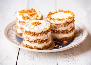 Beyaz ahşap arka planda küçük havuçlu kekler