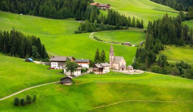 Dolomite Alpleri 'ndeki küçük köylü yeşil vadi.