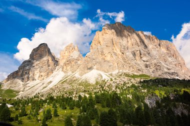 İtalya 'da Dolomite Alpleri, yazları dağ manzarası