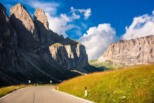 Dolomite Alplerindeki dağ yolu manzaralı sürüş için