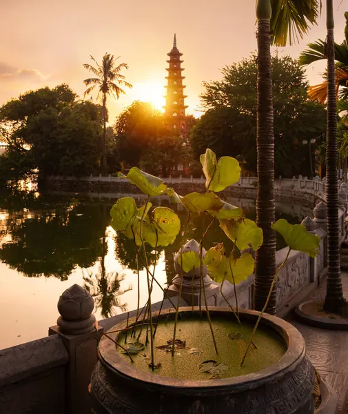 Hanoi şehrinde günbatımında Tran quoc pagoda, Vietnam