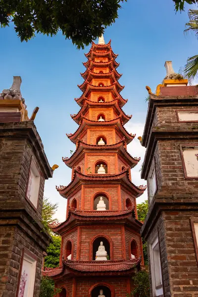 Vietnam 'ın Hanoi şehrinde Tran quoc pagoda