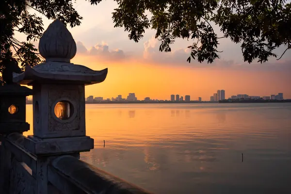 Skyline Hanoi şehri, günbatımında Vietnam