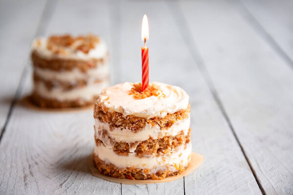 Маленькие морковные пирожки на белом деревянном фоне