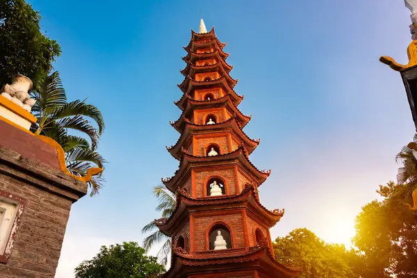 Vietnam 'ın Hanoi şehrinde Tran quoc pagoda