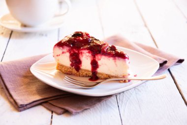 Çilekli cheesecake. Ev yemeği.