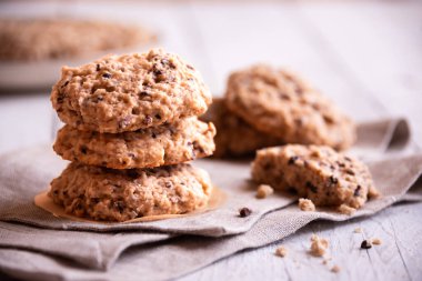 Kahvaltı için ev yapımı çikolatalı kurabiye.