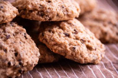 Kahvaltı için ev yapımı çikolatalı kurabiye.