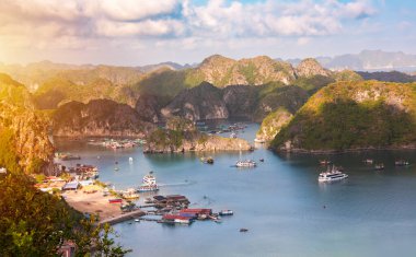 Vietnam 'da küçük adaları ve tekneleri olan deniz manzarası. Yukarıdan görüntüle