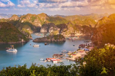 Vietnam 'da küçük adaları ve tekneleri olan deniz manzarası. Yukarıdan görüntüle