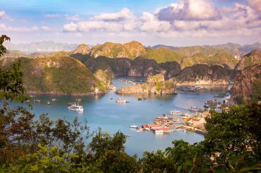 Vietnam 'da küçük adaları ve tekneleri olan deniz manzarası. Yukarıdan görüntüle