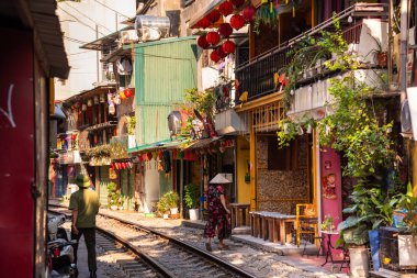 Hanoi, Vietnam 'daki tren sokağı, dönüm noktası ve turizm merkezi.