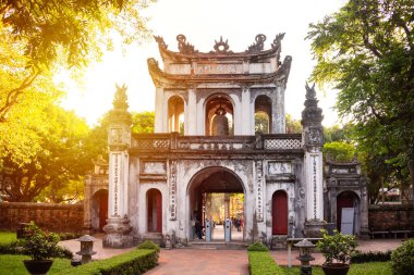 Hanoi, Vietnam 'daki Edebiyat Tapınağı' nın ana kapısı.