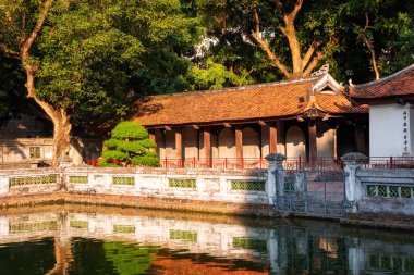 Van Mieu Hanoi şehrinde, Vietnam 'da. Geleneksel Asya binası