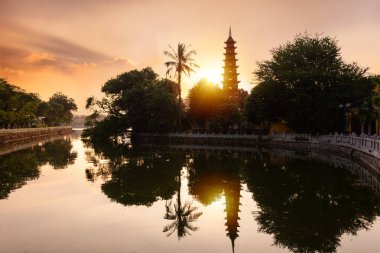 Hanoi şehrinde günbatımında Tran quoc pagoda, Vietnam