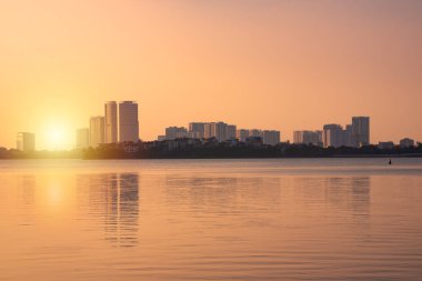Skyline Hanoi şehri, günbatımında Vietnam