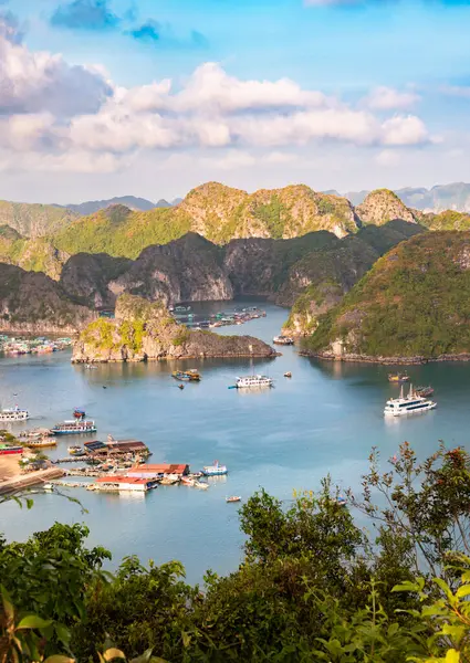 Vietnam 'da küçük adaları ve tekneleri olan deniz manzarası. Yukarıdan görüntüle