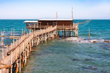 Deniz kıyısında ağlı bir balıkçı evi.