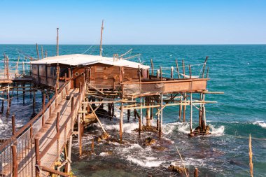 Deniz kıyısında ağlı bir balıkçı evi.