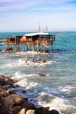 Deniz kıyısında ağlı bir balıkçı evi.