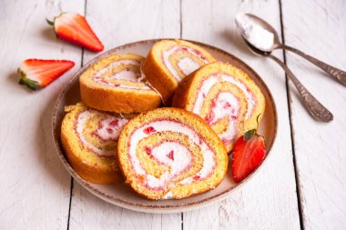 Meyve ve kremalı İsviçre dürümü, ev yapımı tatlı.