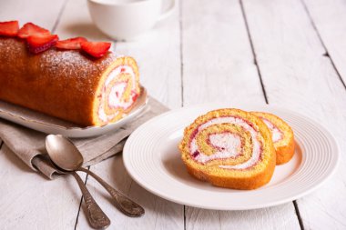 Meyve ve kremalı İsviçre dürümü, ev yapımı tatlı.