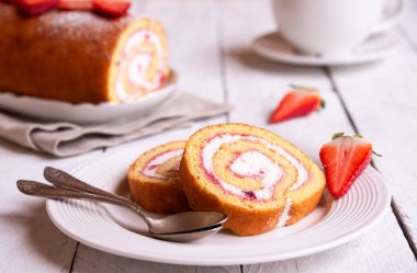 Meyve ve kremalı İsviçre dürümü, ev yapımı tatlı.