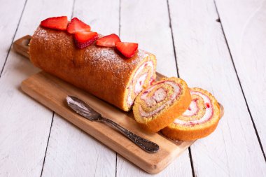 Meyve ve kremalı İsviçre dürümü, ev yapımı tatlı.