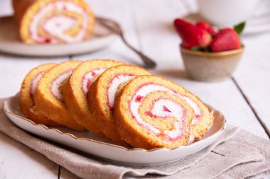 Meyve ve kremalı İsviçre dürümü, ev yapımı tatlı.