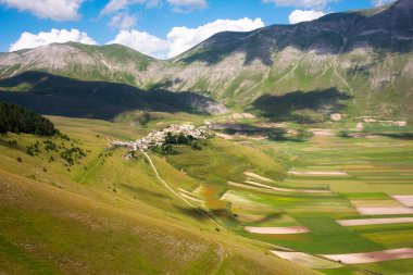 İtalya 'da yaz aylarında tarım tarlaları olan dağ vadisi