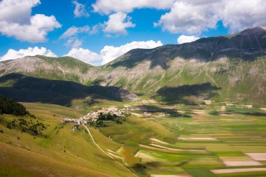 İtalya 'da yaz aylarında tarım tarlaları olan dağ vadisi