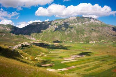 İtalya 'da yaz aylarında tarım tarlaları olan dağ vadisi