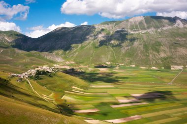 İtalya 'da yaz aylarında tarım tarlaları olan dağ vadisi