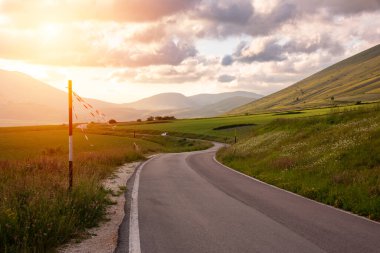Yazın gün batımında köy yolu