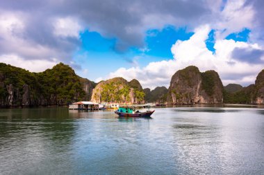 Vietnam 'daki Sea Bay' de adalar ve tekneler var.