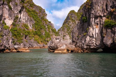 Vietnam 'daki Sea Bay' de adalar ve tekneler var.