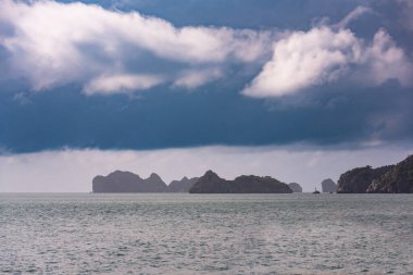 Vietnam 'daki Sea Bay' de adalar ve tekneler var.