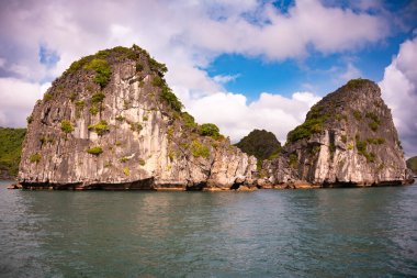 Vietnam 'daki Sea Bay' de adalar ve tekneler var.