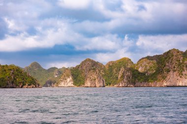 Vietnam 'daki Sea Bay' de adalar ve tekneler var.