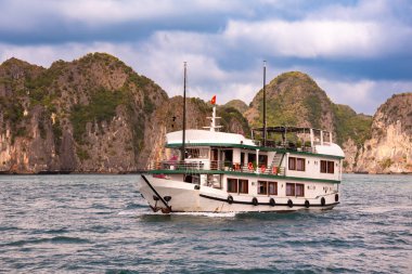 Vietnam 'daki Sea Bay' de adalar ve tekneler var.