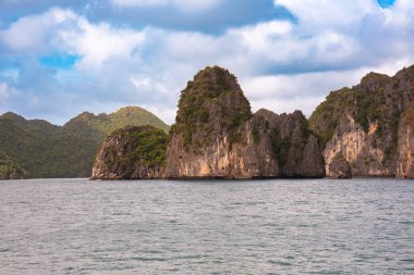 Vietnam 'daki Sea Bay' de adalar ve tekneler var.